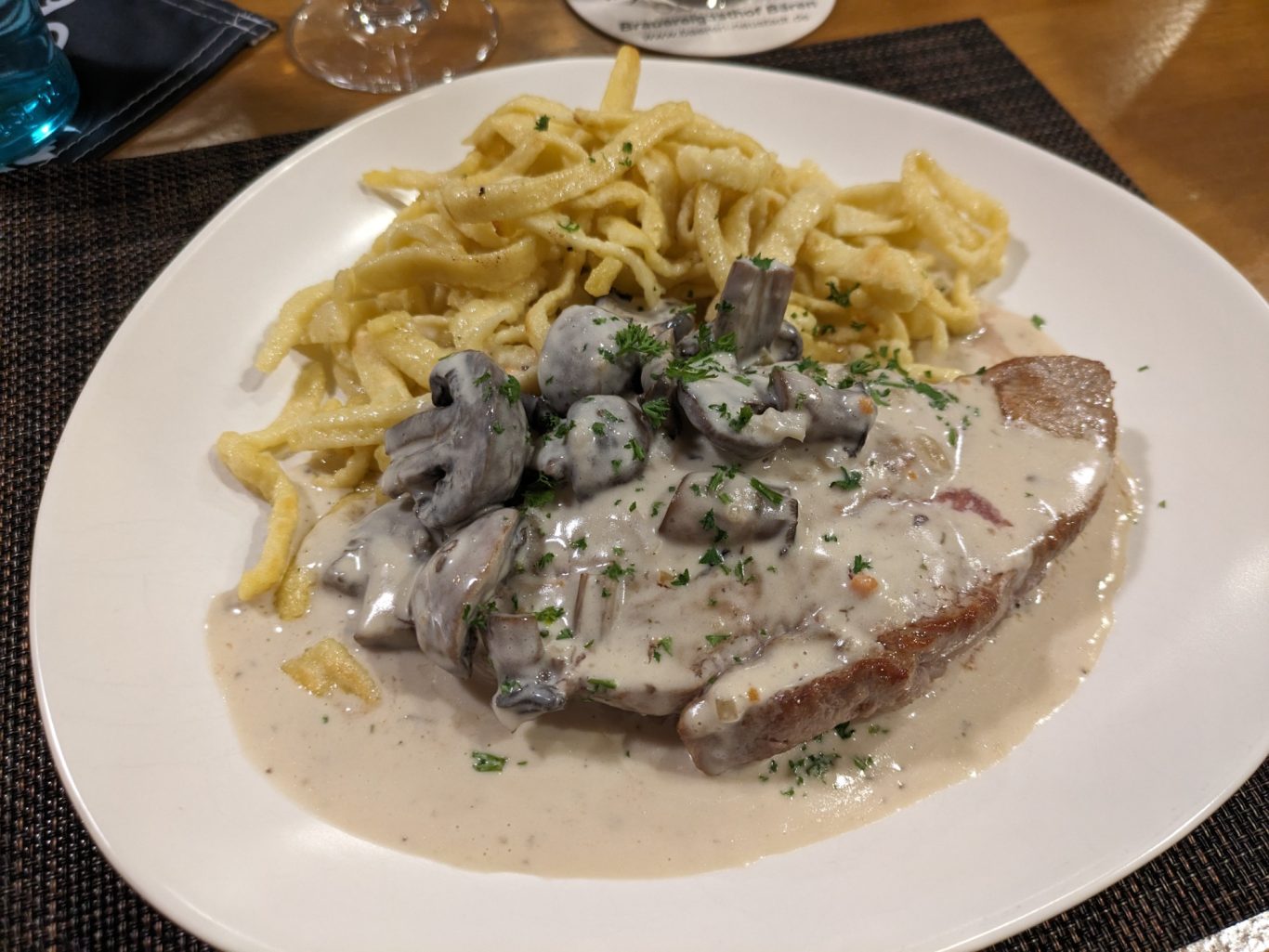 Kalbssteak mit Champignonrahmsauce und selbstgemachte Spätzle Kalbssteak mit Champignonrahmsauce und selbstgemachte Spätzle